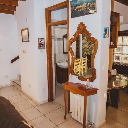 Revecca House איוס מאמס